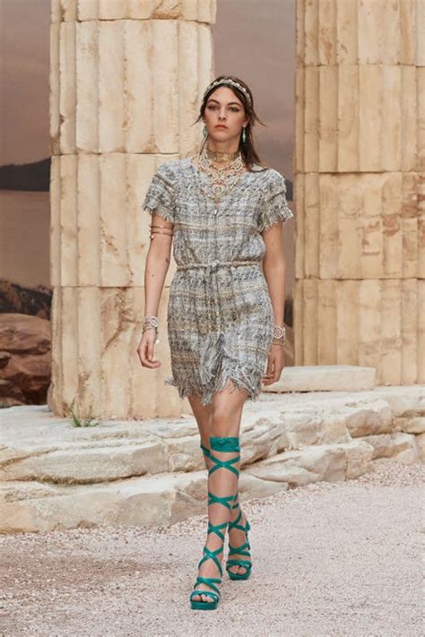 desfile chanel 2018 grand palais paris|Chanel Cruise 2018 Ancient Greece in Paris .